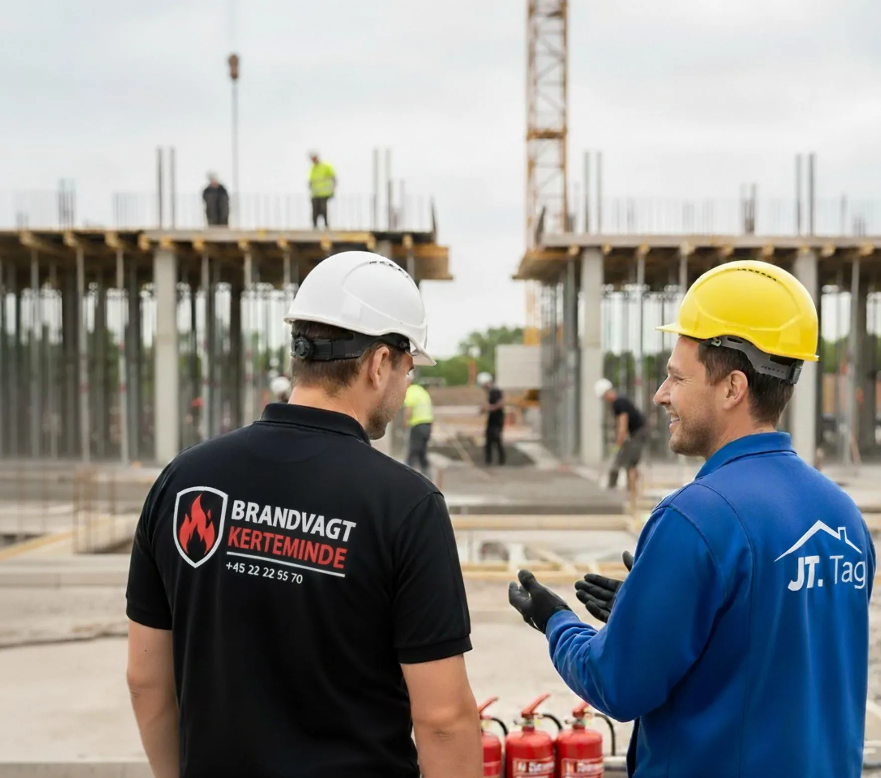 brandvagt kerteminde samarbejder med tagdækker på byggeplads med brandslukkere megafon og helm udstyr